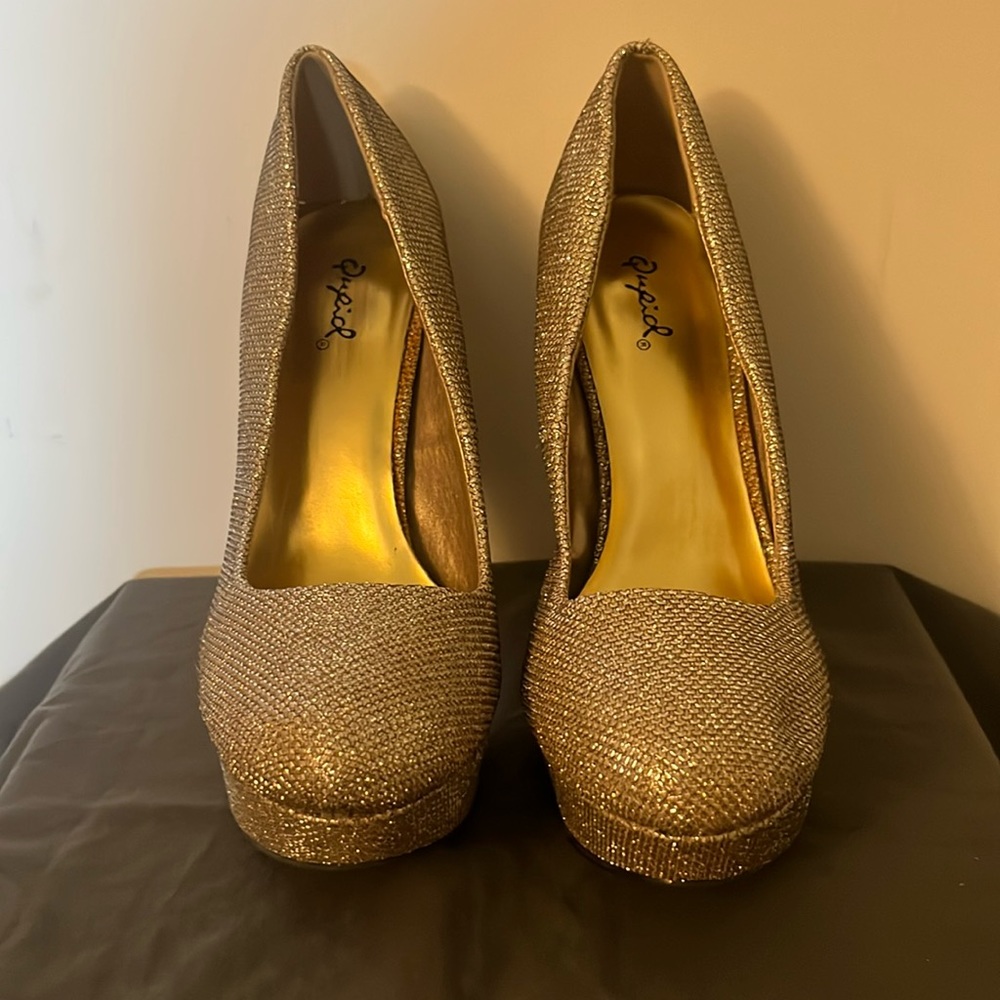 Qupid, size 8, gold with glitter